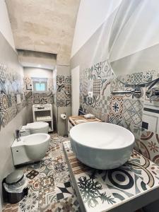 马泰拉Il Nicchio的带浴缸、卫生间和盥洗盆的浴室