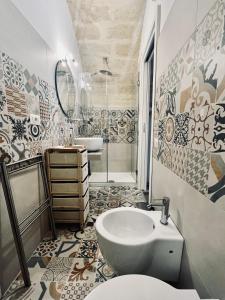 马泰拉Il Nicchio的浴室配有盥洗盆、卫生间和浴缸。