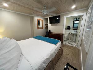 基韦斯特贝壳汽车旅馆及国际旅舍的一间带大床的卧室和一间浴室