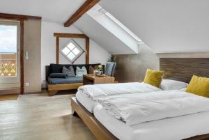 伊利豪森GIRLINGGUT Schlafen Starten Salzburg的一间卧室配有两张床和蓝色的沙发