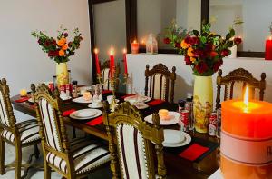 CîrceaCasa Cojocaru的餐桌,带蜡烛和鲜花