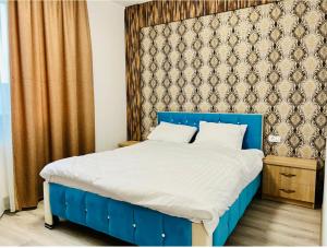 CîrceaCasa Cojocaru的卧室里一张带蓝色床头板的床