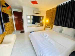 胡志明市Jewel Hotel的一张白色的大床,带一对白色的带子