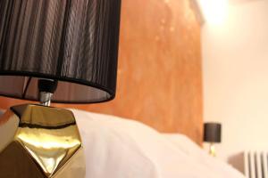 布雷斯地区布尔格Sublime appartement, chic et confortable.的床上的黑金灯