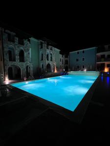 瓦雷多利亚Residence Valledoria 2 int 8的夜间大型蓝色游泳池
