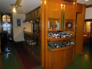 新梅斯托普里贝罗克兰酒店的厨房里放有食物的展示箱