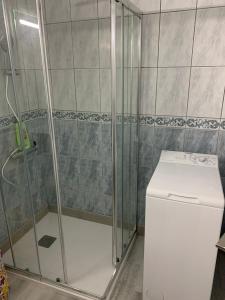 洛斯克里斯蒂亚诺斯Porto Royale的卫生间旁的玻璃门淋浴