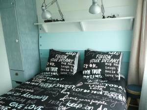 登堡Noordwester 45的一间卧室配有一张带黑白枕头的床