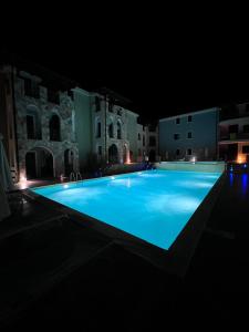 瓦雷多利亚Valledoria 2 int.9的夜间大型游泳池