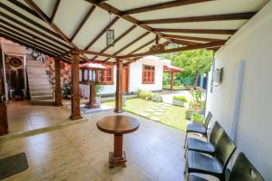 波隆纳鲁沃Heritage villa polonnaruwa的庭院配有木桌和椅子