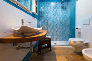 圣吉米纳诺Affittacamere Mainardi 16的一间带水槽和卫生间的浴室