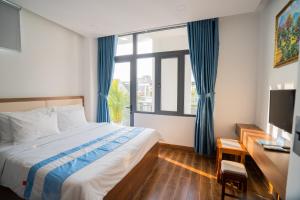 绥和市Santini Hotel的一间卧室设有一张床和一个大窗户