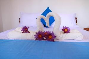 马特勒Blue Waves Madiha的床上用毛巾制成的两天鹅
