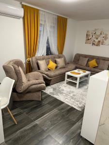 新帕扎尔Elif Apartman的客厅配有两张沙发和一张桌子