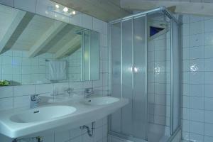 米特西尔Appartement Residenz Klabacher的白色的浴室设有水槽和淋浴。
