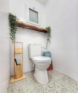 恰斯林בית בלב הגולן的一间带卫生间和窗户的浴室