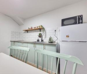 恰斯林בית בלב הגולן的厨房配有薄荷绿橱柜和冰箱