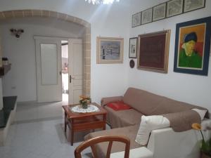 科佩尔蒂诺"CVPERTINVM" casa per brevi periodi的客厅配有沙发和桌子