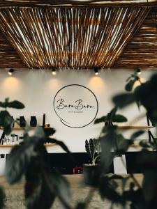 帕杰BaraBara Eat&Sleep - Eco Boutique Hotel的挂在理发店墙上的植物标牌