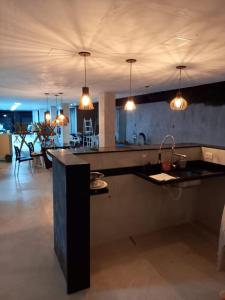 嘎林海斯港Lis zen suite 02的厨房配有水槽和带灯的台面