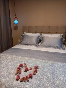 嘎林海斯港Lis zen suite 02的躺在床上的一束玫瑰