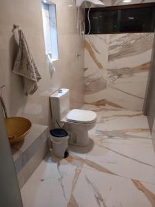 嘎林海斯港Lis zen suite 02的白色的浴室设有卫生间和淋浴。