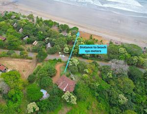普拉纳维瑙Venao Surf Lodge的读取海滩入海数米的标志