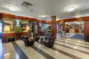 米西索加Quality Inn Toronto Airport的医院的大厅,有椅子和等候室