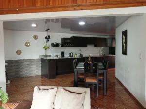 迦太基Refugio Sereno en Cartago B&B的一间带桌子的客厅和一间厨房