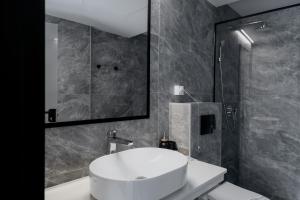 诺维萨德WellNS Rooms的浴室配有白色水槽和淋浴。