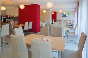 施皮尔贝格贝斯特斯利普酒店的一间带桌子和白色椅子的用餐室