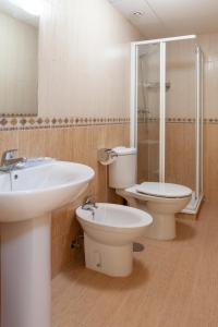 卡内拉岛Apartamentos Playamarina的一间带水槽、卫生间和淋浴的浴室