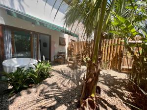 伊利亚贝拉Reserva Ilhabela的棕榈树和浴缸的房子