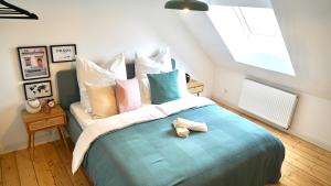 伍珀塔尔Luxuriöse Maisonette Wohnung im Szenenviertel的一间卧室配有一张带色彩缤纷枕头的大床
