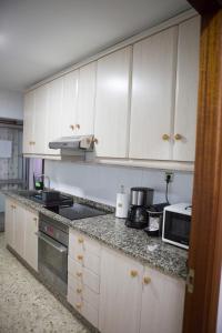 圣地亚哥－德孔波斯特拉Céntrico exterior amplio 110 m.的厨房配有白色橱柜和台面