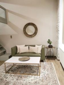 阿拉霍瓦Casa Carina, Arachova的客厅配有沙发和桌子