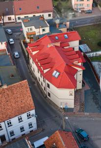 BukVilla Marcelina-Buk的享有红色屋顶建筑的顶部景色