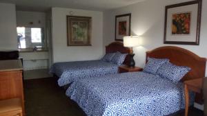 基西米国宾旅馆 的酒店客房设有两张床和窗户。