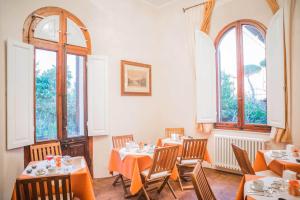 锡耶纳锡耶纳拉契卡住宿加早餐旅馆的餐厅设有桌椅和窗户。