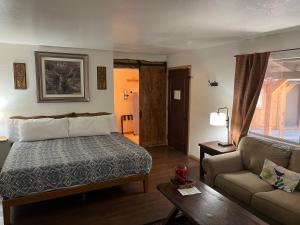 派托普湖畔木场小屋宾馆的酒店客房,配有床和沙发