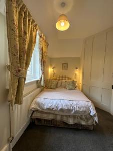 布罗肯赫斯特Historic 2 bed gatehouse in private parkland的一间卧室设有一张床和一个窗口