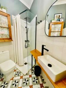 300yr old, self catering, tiny house in Victoria Centre, Gozo的一间浴室