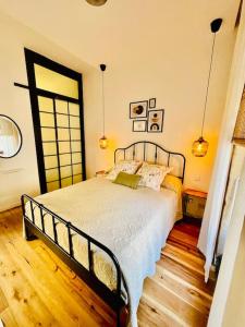 维多利亚300yr old, self catering, tiny house in Victoria Centre, Gozo的一间卧室,卧室内配有一张大床