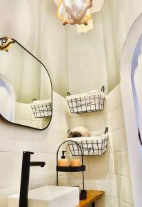 维多利亚300yr old, self catering, tiny house in Victoria Centre, Gozo的一间带水槽和镜子的浴室