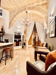 维多利亚300yr old, self catering, tiny house in Victoria Centre, Gozo的客厅配有沙发和桌子