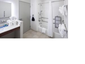 奥兰多奥兰多海洋世界酒店的带淋浴和盥洗盆的白色浴室