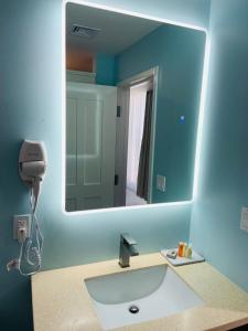 Tortola IslandThe New View Inn的一间带水槽和镜子的浴室