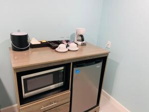 Tortola IslandThe New View Inn的厨房配有微波炉
