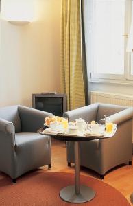 塞斯豪普特阿尔特波斯特塞瑞思德酒店的客厅配有桌子和沙发
