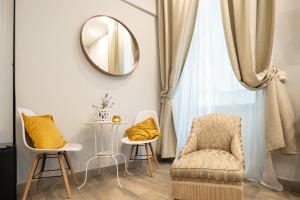 斯培西亚COVO DI LEVANTE的客厅配有椅子和镜子